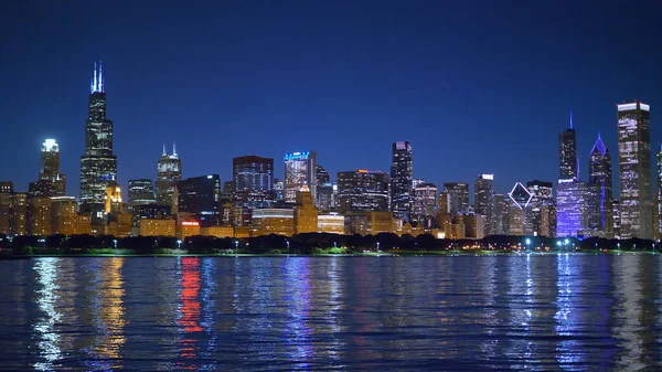O belo horizonte de Chicago à noite - CHICAGO. ESTADOS UNIDOS - JUNHO 11, 2019 — Fotografia de Stock