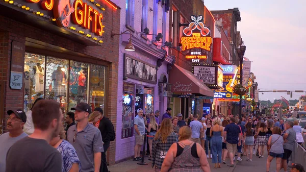 The Second Fiddle Honky Tonk Bar en Nashville Broadway - NASHVILLE, ESTADOS UNIDOS - 17 DE JUNIO DE 2019 — Foto de Stock