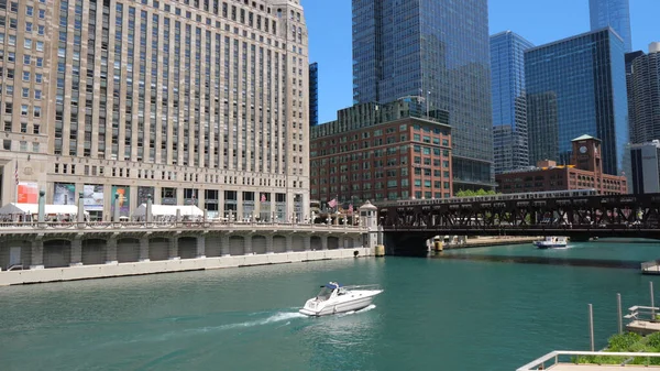 Architectuur bij Chicago River - CHICAGO, Verenigde Staten - 11 juni 2019 — Stockfoto