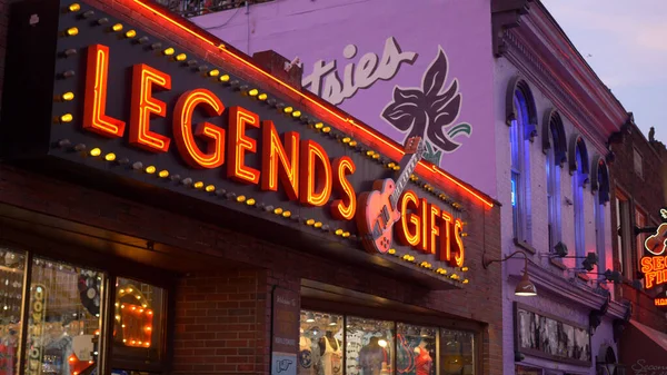 Legends Gifts shop on Nashville Broadway - NASHVILLE, EGYESÜLT ÁLLAMOK - 2019. június 17. — Stock Fotó