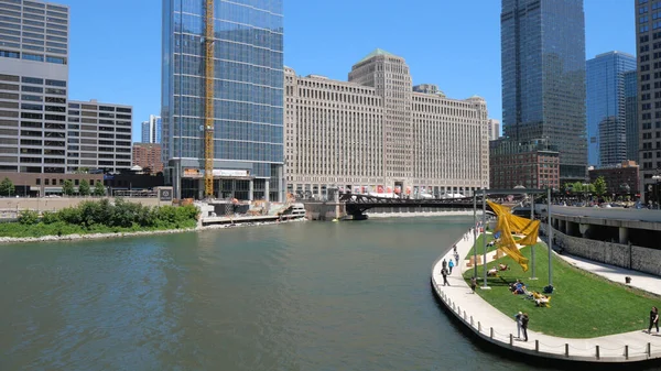 Chicago River op een zonnige dag - CHICAGO, VERENIGDE STATEN - 11 juni 2019 — Stockfoto