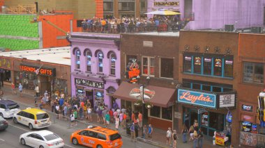 Nashville 'deki ünlü Broadway, tüm barları ve salonları - NASHVILLE, BİRLİK DEVLETLER - 17 Haziran 2019