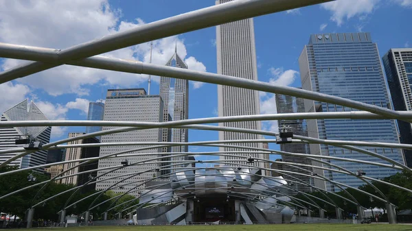 Jay Pritzker Pavilion v Chicago Millennium Park - CHICAGO, SPOJENÉ STÁTY - 11. června 2019 — Stock fotografie
