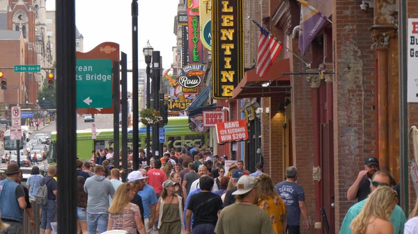Nashville Broadway é o lugar mais popular da cidade - NASHVILLE, ESTADOS UNIDOS - JUNHO 17, 2019 — Fotografia de Stock