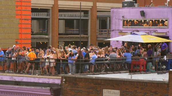 Roof top bars at Nashville Broadway - NASHVILLE, ESTADOS UNIDOS - JUNHO 17, 2019 — Fotografia de Stock