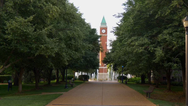 Campus de la Universidad de Saint Louis - ST. LOUIS, ESTADOS UNIDOS - 19 DE JUNIO DE 2019 —  Fotos de Stock
