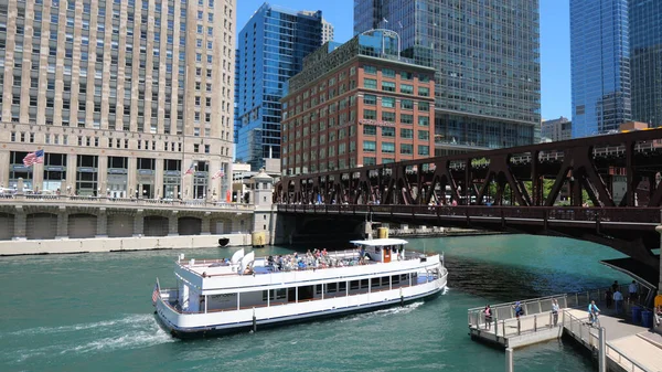 Река Чикаго в солнечный день - ЧИКАГО, ГОСУДАРСТВА - ИЮНЬ 11, 2019 — стоковое фото