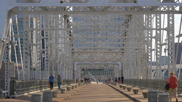 Híres gyalogos híd Nashville-ben - a John Seigenthaler híd - NASHVILLE, EGYESÜLT ÁLLAMOK - 2019. június 17. — Stock Fotó