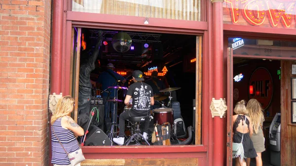 纳什维尔百老汇-美国纳什维尔- 2019年6月17日酒吧的音乐舞台 — 图库照片