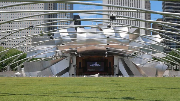 Millennium Park v Chicagu se slavnou Cloud Gate - CHICAGO, SPOJENÉ STÁTY - 11. června 2019 — Stock fotografie