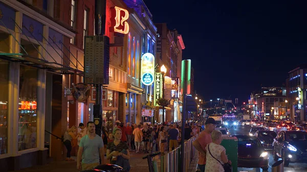 Nashville Broadway es una verdadera milla de fiesta - NASHVILLE, ESTADOS UNIDOS - 17 DE JUNIO DE 2019 — Foto de Stock