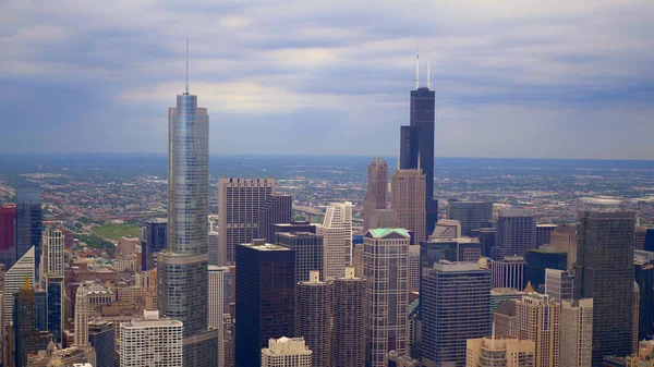 Os arranha-céus de Chicago de cima - vista aérea sobre a cidade - CHICAGO. ESTADOS UNIDOS - JUNHO 11, 2019 — Fotografia de Stock