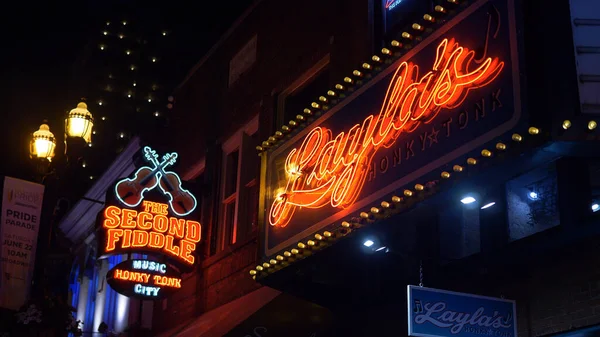 Laylas Honky Tonk Bar and Second Fiddle inナッシュビル- NASHVILLE, United States - 2019年6月17日 — ストック写真