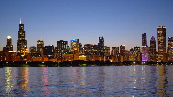 Lo skyline bello di Chicago di sera - CHICAGO. STATI UNITI - 11 GIUGNO 2019 — Foto Stock