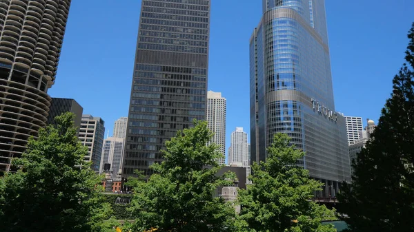 The popular riverside of Chicago River - CHICAGO, Ηνωμένες Πολιτείες - Ιούνιος 11, 2019 — Φωτογραφία Αρχείου