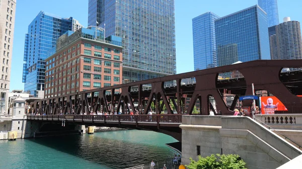 De bruggen over de Chicago River - CHICAGO, Verenigde Staten - 11 juni 2019 — Stockfoto