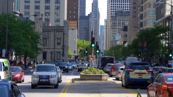 शिकागो में मिशिगन एवेन्यू पर सड़क यातायात - CHICAGO. संयुक्त राज्य अमेरिका जून 11, 2019 — स्टॉक फ़ोटो, इमेज