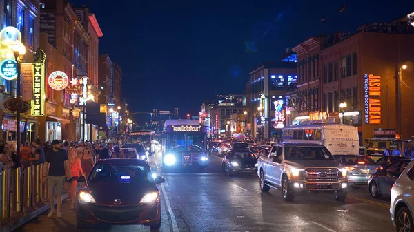 El famoso Broadway de noche en Nashville - NASHVILLE, ESTADOS UNIDOS - 17 DE JUNIO DE 2019 — Foto de Stock