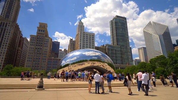 Famous Cloud Gate at Millennium Park in Chicago - CHICAGO. UNITED STATES - JUNE 11, 2019 — Stock Photo, Image