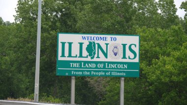 Otoyoldaki Illinois trafik işaretine hoş geldiniz - Chicago, Birleşik Devletler - 20 Haziran 2019