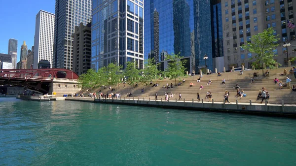晴れた日にシカゴ川-シカゴ。アメリカ合衆国- 2019年6月11日 — ストック写真