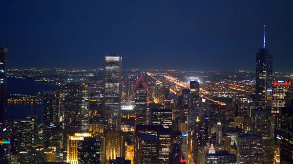 Chicago z góry - niesamowity widok z lotu ptaka nocą - CHICAGO. ZJEDNOCZONE PAŃSTWA - 11 czerwca 2019 r. — Zdjęcie stockowe
