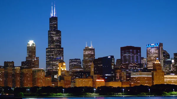 Chicago Skyline és Willis Tower - CHICAGO. EGYESÜLT ÁLLAMOK - 2019. június 11. — Stock Fotó