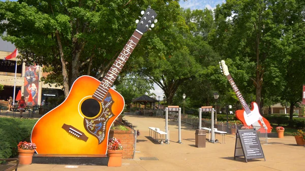 Huge guitars at the entry of Grand Ole Opry in Nashville - NASHVILLE, UNITED STATES - JUNE 17, 2019 — Stock Photo, Image
