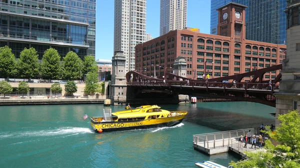 Watertaxi op Chicago River - CHICAGO, Verenigde Staten - 11 juni 2019 — Stockfoto