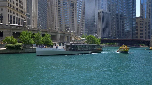 Chicago River an einem sonnigen Tag - CHICAGO. Vereinigte Staaten - 11. Juni 2019 — Stockfoto