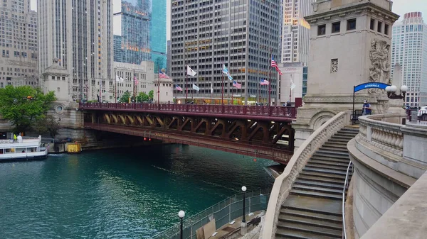 Chicago River a Michigan Avenue-n - CHICAGO, Egyesült Államok - 2019. június 12. — Stock Fotó