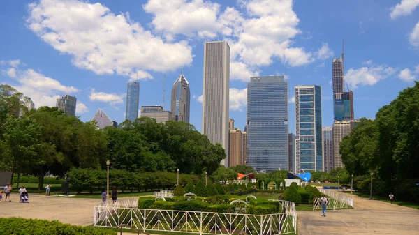 Vacker Grant Park med utsikt över Chicago - CHICAGO. FÖRENADE STATERINGAR - JUNI 11, 2019 — Stockfoto