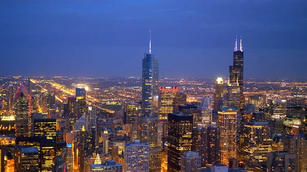 夜のシカゴの街のライト-空中ビュー-シカゴ。アメリカ合衆国- 2019年6月11日 — ストック写真