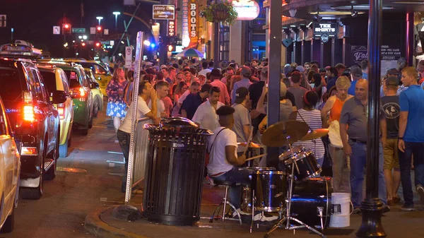 Nashville Broadway 'de sokak müzisyeni - NASHVILLE, Birleşik Devletler - 17 Haziran 2019 — Stok fotoğraf