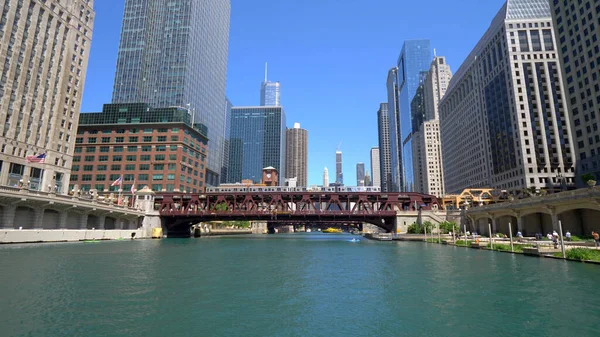 Architektura v Chicago River - CHICAGO. SPOJENÉ STÁTY - 11. června 2019 — Stock fotografie