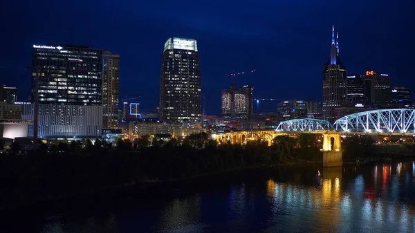 Nashville bei Nacht - Blick über die Skyline - NASHVILLE, Vereinigte Staaten - 17. Juni 2019 — Stockfoto