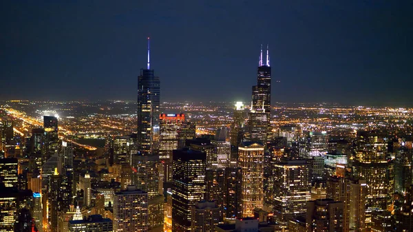 Chicago citylights éjszaka - légi kilátás - CHICAGO. EGYESÜLT ÁLLAMOK - 2019. június 11. — Stock Fotó