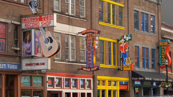 Nashville Crossroads Music City on Broadway - NASHVILLE, ESTADOS UNIDOS - 17 DE JUNIO DE 2019 — Foto de Stock