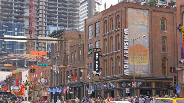 Los bares y clubes de Broadway en la ciudad de Nashville - NASHVILLE, ESTADOS UNIDOS - 17 DE JUNIO DE 2019 — Foto de Stock
