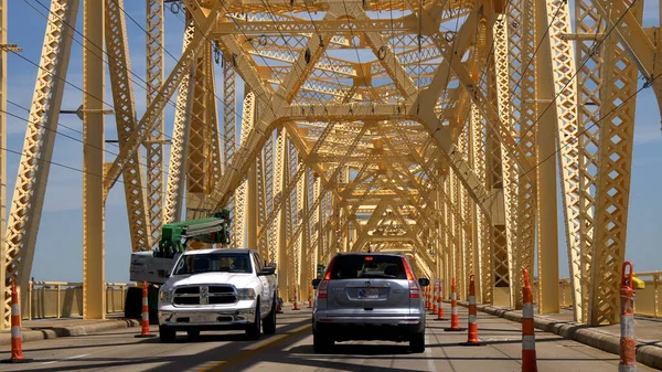 George Rogers Clark Memorial Bridge over Ohio River - LOUISVILLE, Verenigde Staten - 14 juni 2019 — Stockfoto