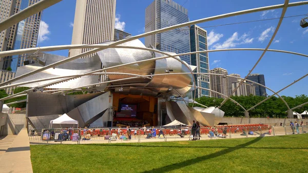 Jay Pritzker Pavilion v Chicago Millennium Park - CHICAGO. SPOJENÉ STÁTY - 11. června 2019 — Stock fotografie