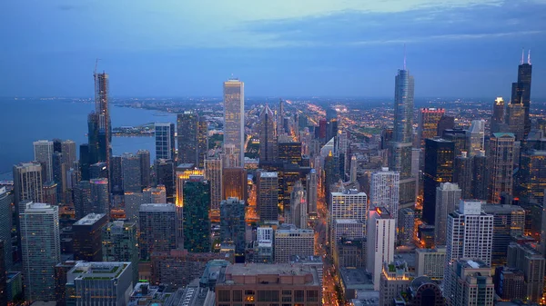 Légi felvétel Chicagóra éjjel - CHICAGO. EGYESÜLT ÁLLAMOK - 2019. június 11. — Stock Fotó