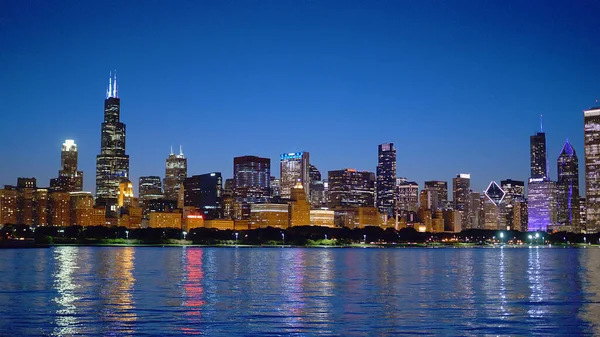 O belo horizonte de Chicago à noite - CHICAGO. ESTADOS UNIDOS - JUNHO 11, 2019 — Fotografia de Stock