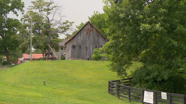 Ancienne grange dans le Tennessee - LEIPERS FORK, ÉTATS-UNIS - 17 JUIN 2019 — Photo