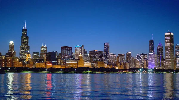 시카고의 도시 불빛은 밤이면 하늘을 찌릅니다. 미국 - 2019 년 6 월 11 일 — 스톡 사진