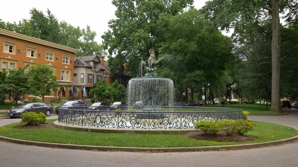 Vakker fontene i Old Louisville - LOUISVILLE, UNITED STATES - JUNE 14, 2019 – stockfoto