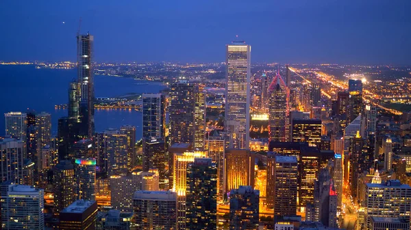 시카고 에서 밤이면 놀라운 공중 경관을 볼 수있다. 미국 - 2019 년 6 월 11 일 — 스톡 사진
