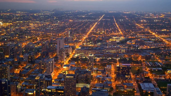 Αεροφωτογραφία πάνω από τους δρόμους του Σικάγο τη νύχτα - CHICAGO. Ηνωμένες Πολιτείες - 11 Ιουνίου 2019 — Φωτογραφία Αρχείου