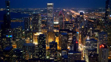 Şikago sokaklarında geceleri hava manzarası. Chicago. Birleşik Devletler - 11 Haziran 2019