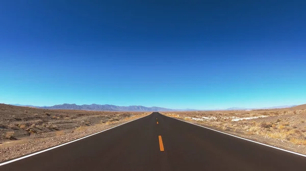 Проезд через Национальный парк Долина Смерти - бесконечные улицы в пустыне — стоковое фото